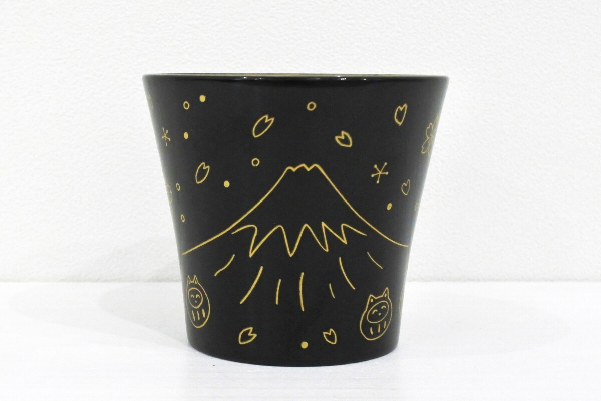 越前漆器カップ「富士山とねこだるま」　黒　（桐箱付き）の画像